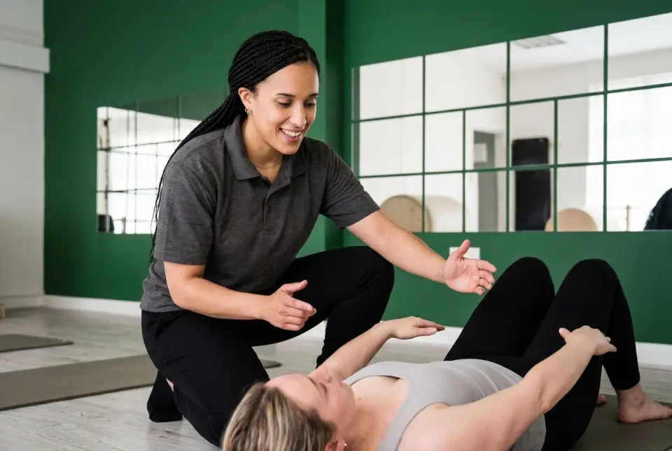 A Hub Glasgow instructor providing individual matwork coaching