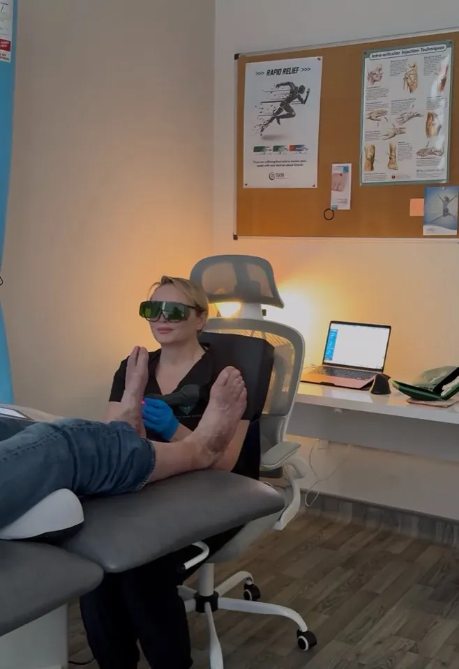 Sarah-Jane Walls carrying out Class 4 medical-grade laser therapy at The Hub Glasgow